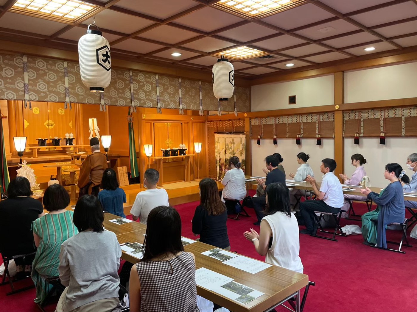 神殿での講話・拝礼の様子