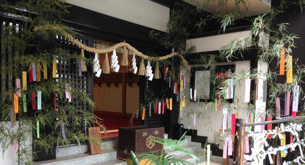 笹と色とりどりの短冊で飾られた出雲大社東京分祠